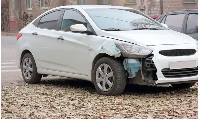 Weiße Limousine mit Motorschaden in Syke